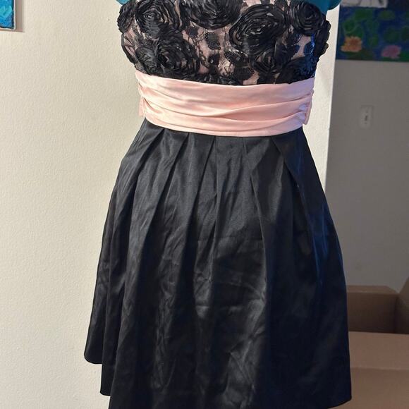 Short Black Dress with Satin Ribbon. - Picture 2 of 6